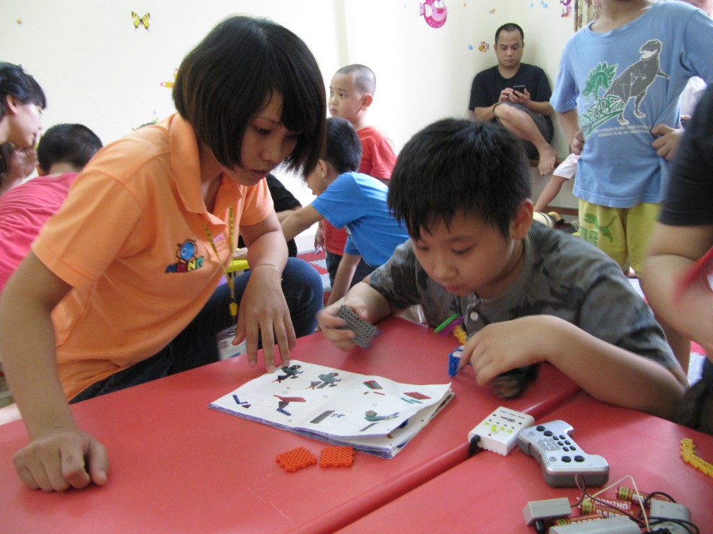 Tùng Khánh - Một trong các bạn nhỏ đảm nhận lắp Robot theo sách