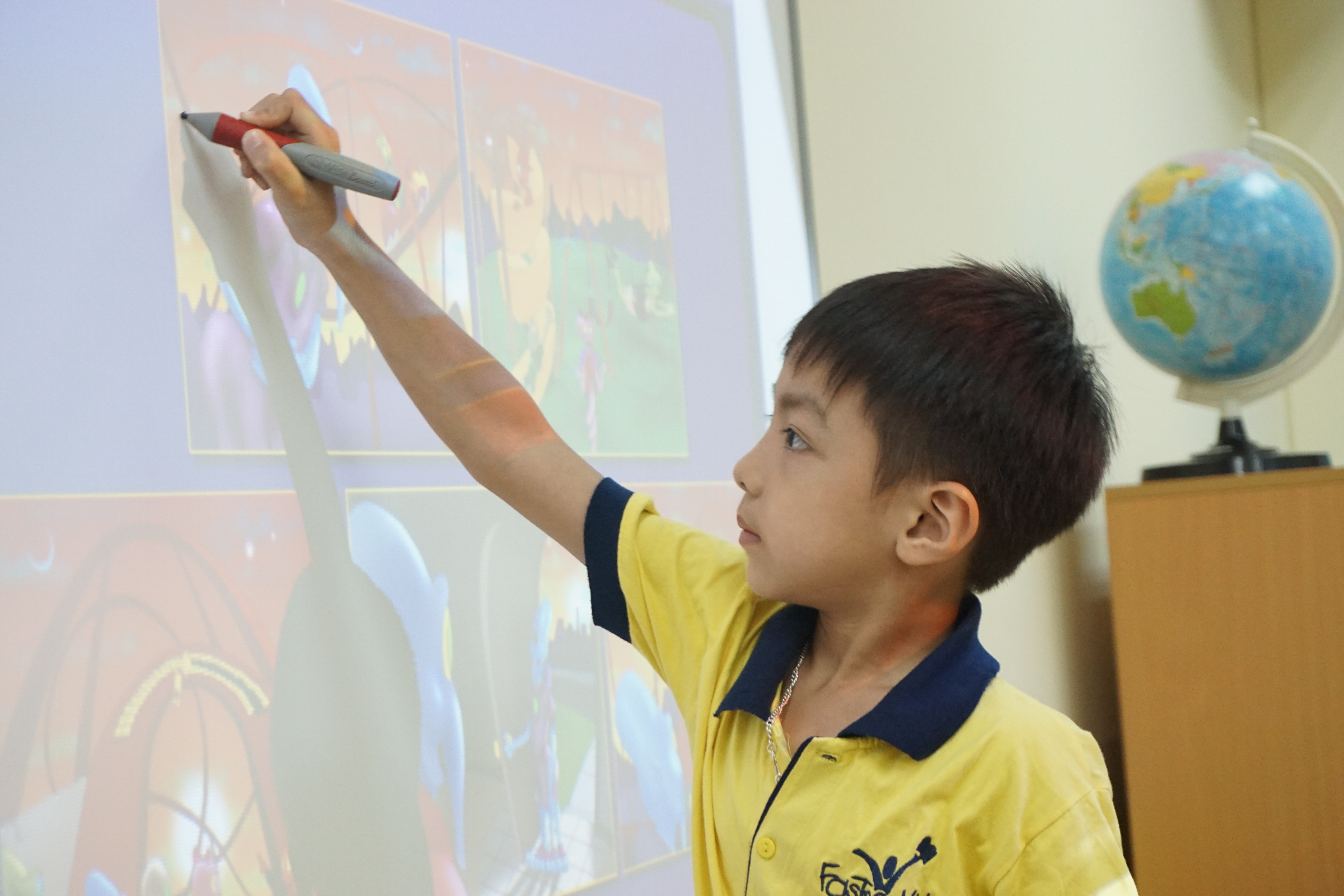 Trẻ tương tác với Bảng Thông Minh